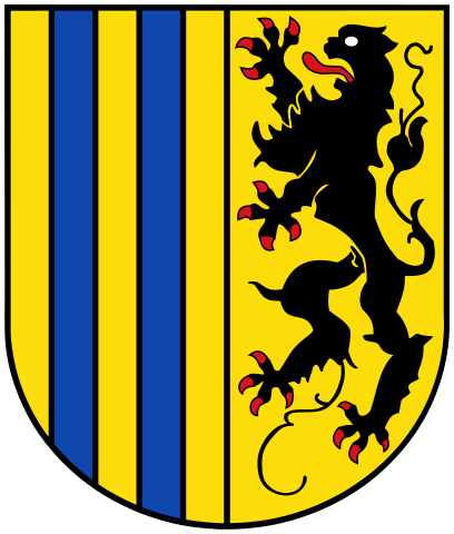 Das Große Wappen der Stadt Chemnitz zeigt im gespaltenen Schild heraldisch rechts in Gold zwei blaue Pfähle, links in Gold einen aufgerichteten, schwarzen, rot bewehrten Löwen